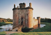 Caerlaverock Castle, Dumfriesshire Postcard (H Std CB)