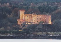 Dunvegan Castle, Isle of Skye Postcard (H Std CB)